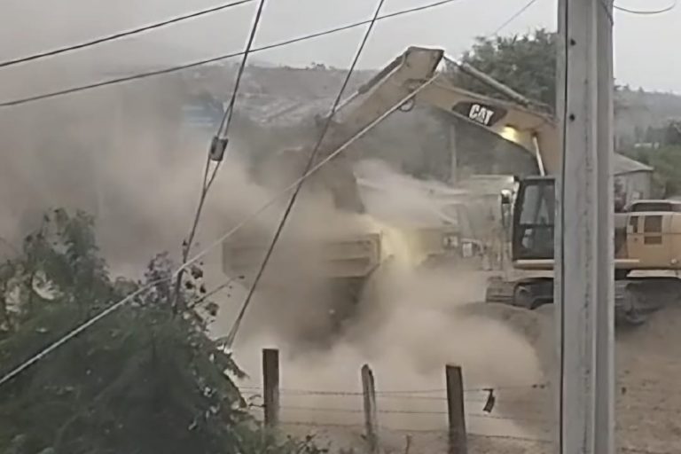 Video: Vecinos de Avenida La Chimba expresan su molestia por polución causada por obras en terreno privado