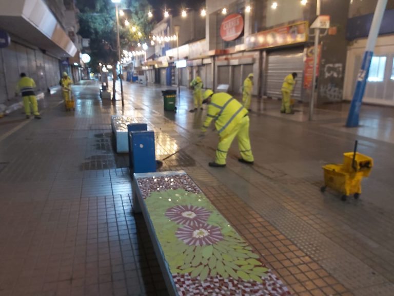 Refuerzan limpieza nocturna en el centro de Ovalle con maquinaria especializada para garantizar higiene urbana
