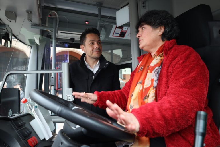 22 conductoras reciben certificación profesional para buses eléctricos