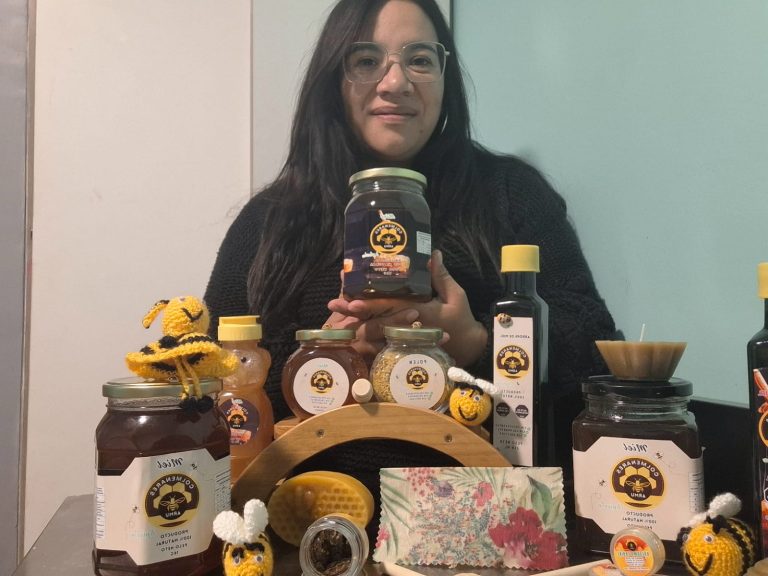 De vendedora del retail a apicultora: La inspiradora historia de una emprendedora de Monte Patria