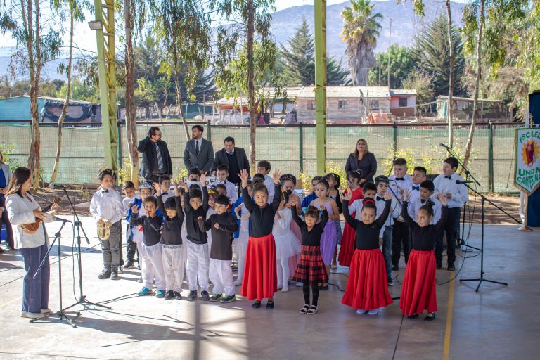Escuela Unión Campesina celebra 57 años de excelencia académica con homenaje a Gabriela Mistral