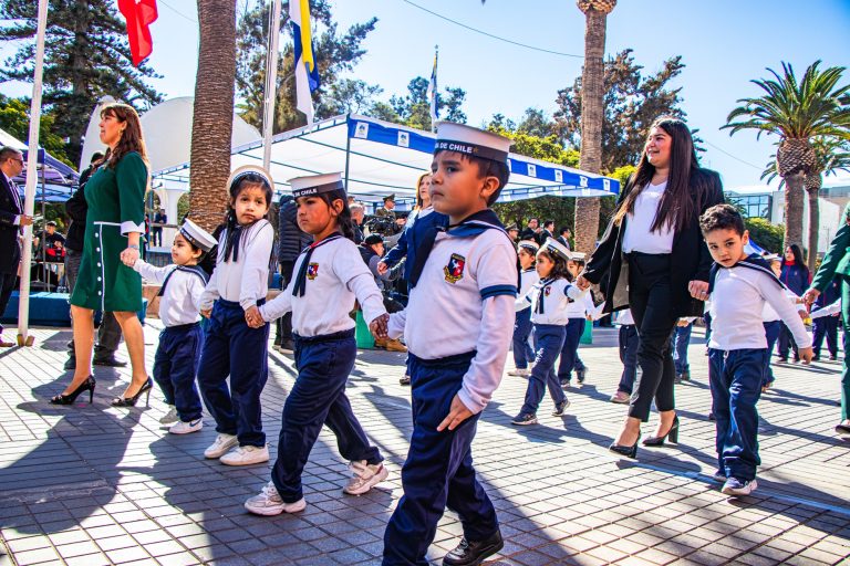 Estudiantes se preparan para rendir honores a las Glorias Navales
