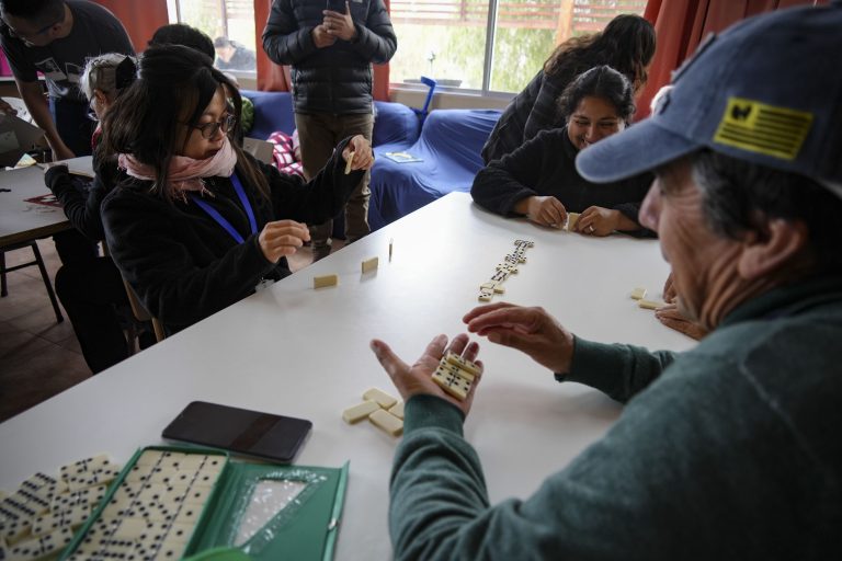 Jóvenes voluntarios y adultos mayores comparten enriquecedor encuentro intergeneracional en Monte Patria