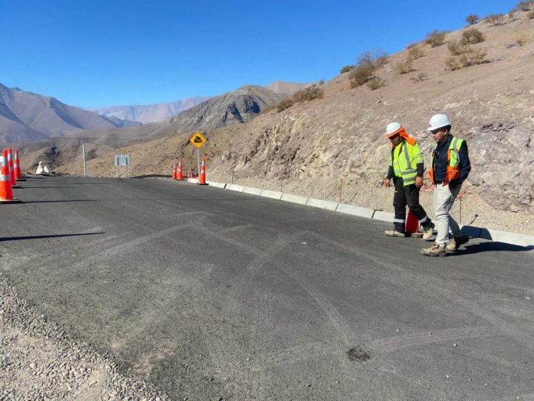 Avanzan obras de pavimentación en ruta Antakari