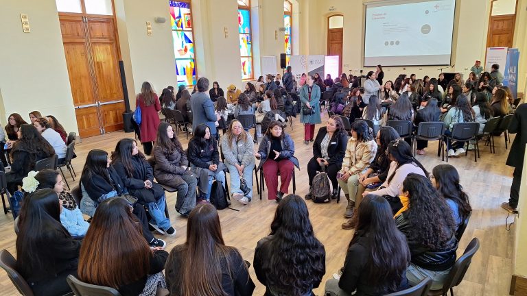 Encuentro “Más Mujeres en la Minería” reúne a jóvenes universitarias junto a reclutadores de empresas del rubro