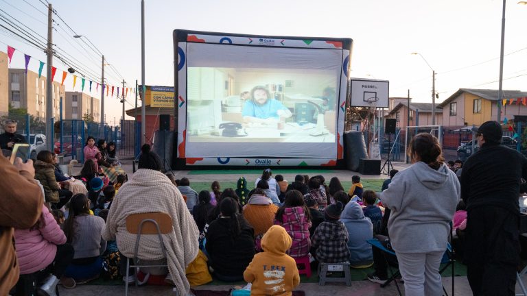 Cine Bajo Las Estrellas une a la comunidad infantil en una noche mágica con Minecraft