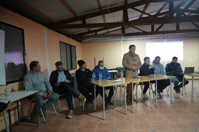 Comprometen gestiones para ejecutar el proyecto “Campo Deportivo Sintético Higueras de Rapel”