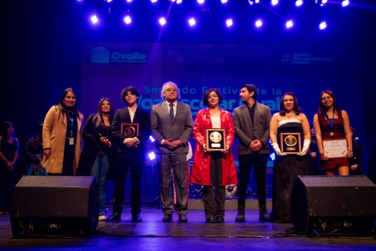 Sofía Rivera Ángel e Isidora Cortés Galleguillos fueron las ganadoras del Festival “La Voz Escolar» de Ovalle