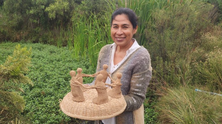 Artesana ovallina llevará su cestería en totora a prestigioso encuentro internacional en Ecuador