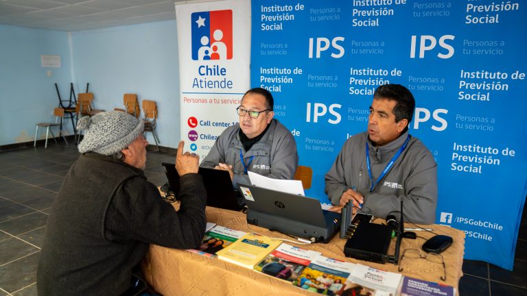 Realizan feria de salud en terreno para acercar servicios a la comunidad de Población Yaconi