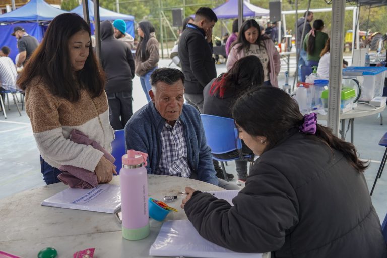 Vecinos de Carretones agradecen operativo comunitario de la municipalidad en su localidad