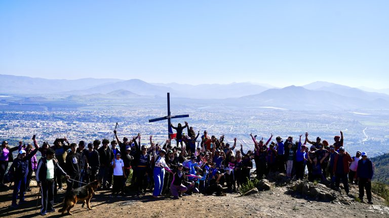¡Éxito total! Más de 300 ovallinos conquistaron el Cerro La Cruz en emocionante trekking familiar 