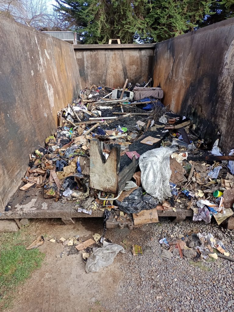 Ovalle: Llaman a cuidar los contenedores de basura histórica tras incendio en la población Vista Hermosa
