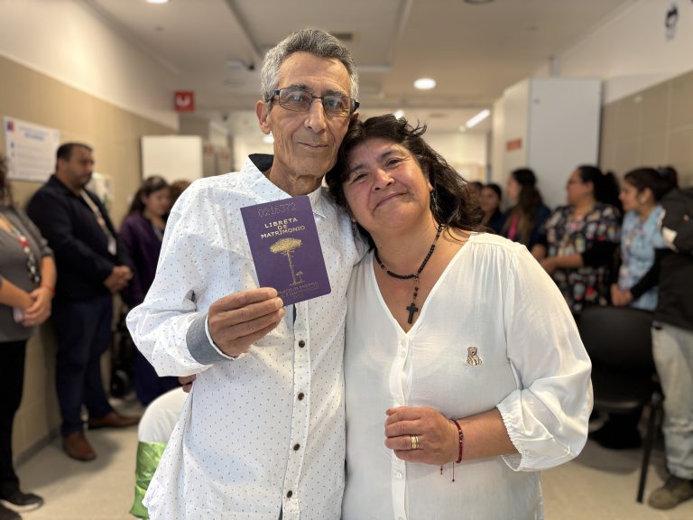 En la salud y en la enfermedad: Matrimonio entre paciente hospitalizado y su mujer se celebró en Hospital de Ovalle