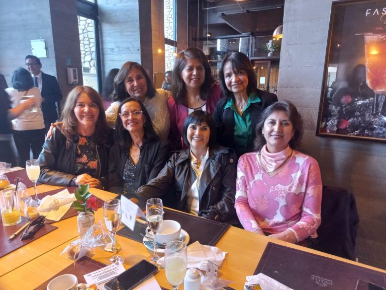 Generaciones del Colegio Amalia Errázuriz revivieron su historia en masivo encuentro de ex alumnos
