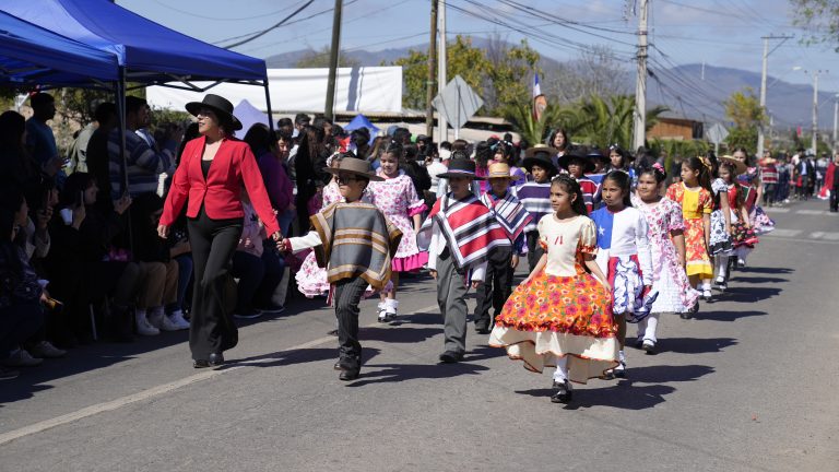 Con un emotivo acto y desfile la Escuela Heberto Velásquez de Huamalata conmemoró las Fiestas Patrias
