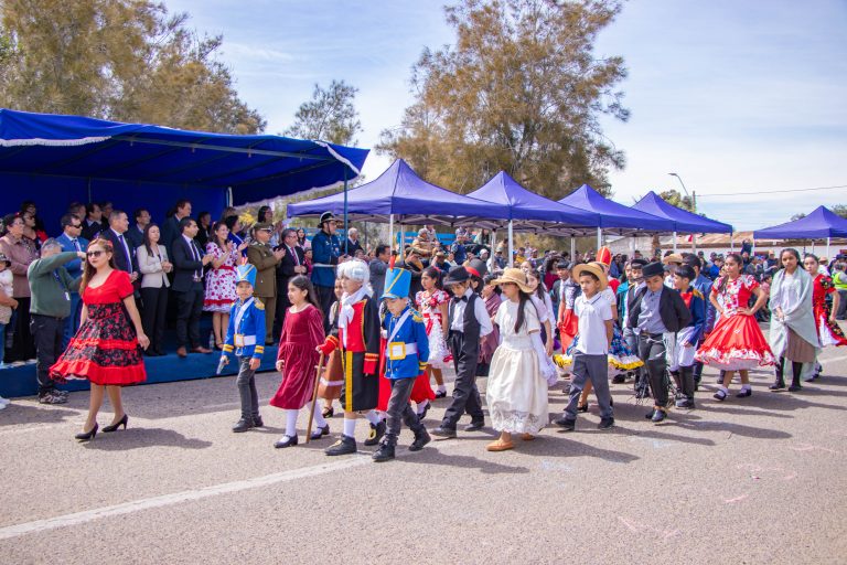 Realizan emotivo Desfile de Fiestas Patrias en Cerrillos de Tamaya