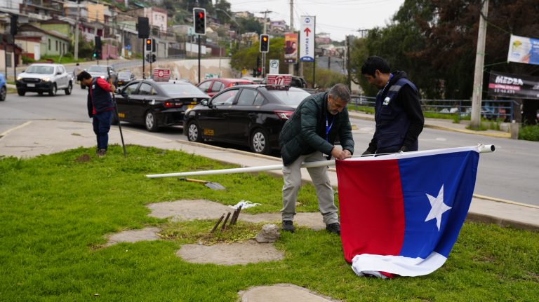 Ornamentan los principales espacios públicos en vísperas de Fiestas Patrias en la capital del Limarí
