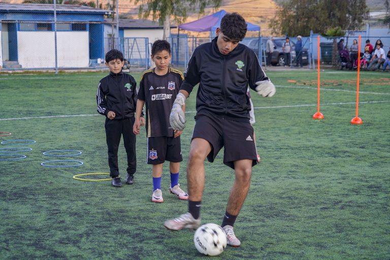 Academia de Fútbol Los Juniors de Monte Patria recibe implementos deportivos para sus entrenamientos