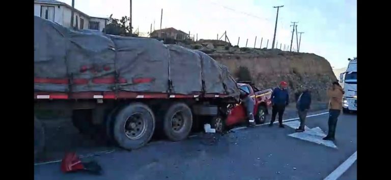 Colisión por alcance en Ruta 5 deja una persona atrapada
