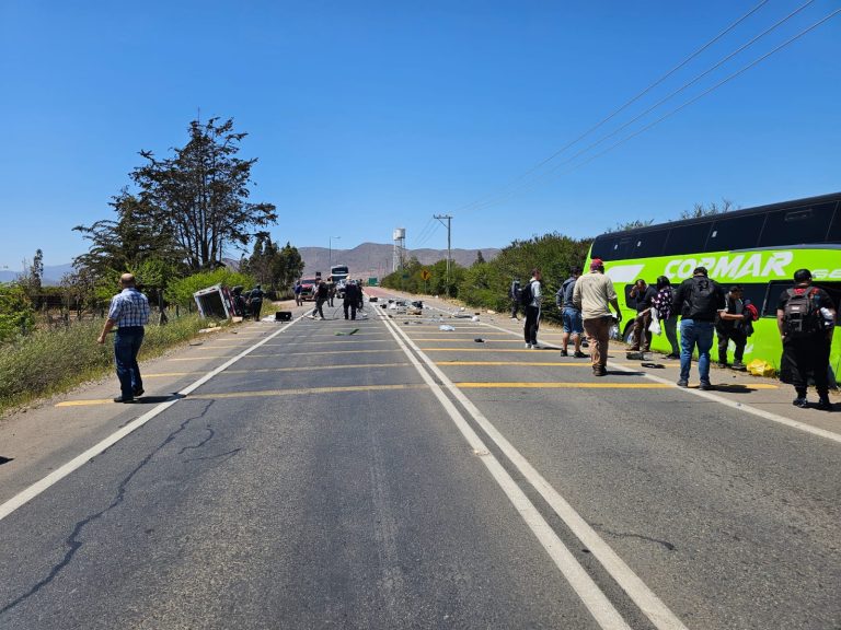Nuevo accidente en cruce Los Leíces involucra bus y camión: Reportan dos fallecidos y cerca de 20 lesionados​