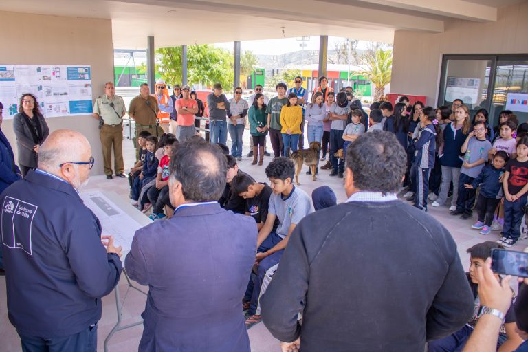 Estudiantes de Barraza recorren su futura escuela y conocen avances del nuevo establecimiento educativo
