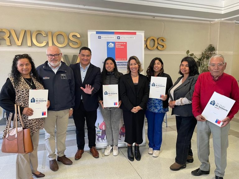 Familias ovallinas recibieron sus títulos de dominio y ya son dueñas legales de sus propiedades