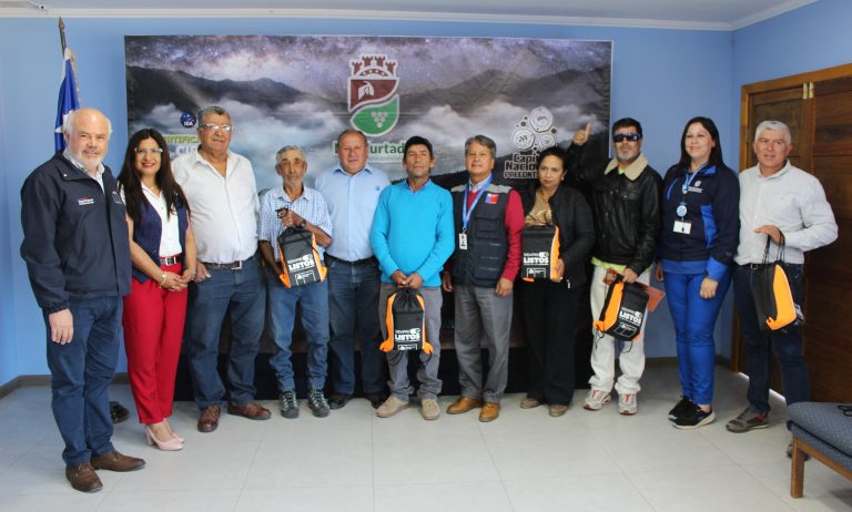 Familias de localidades de Río Hurtado reciben kits de energía para estar “Siempre Listos”