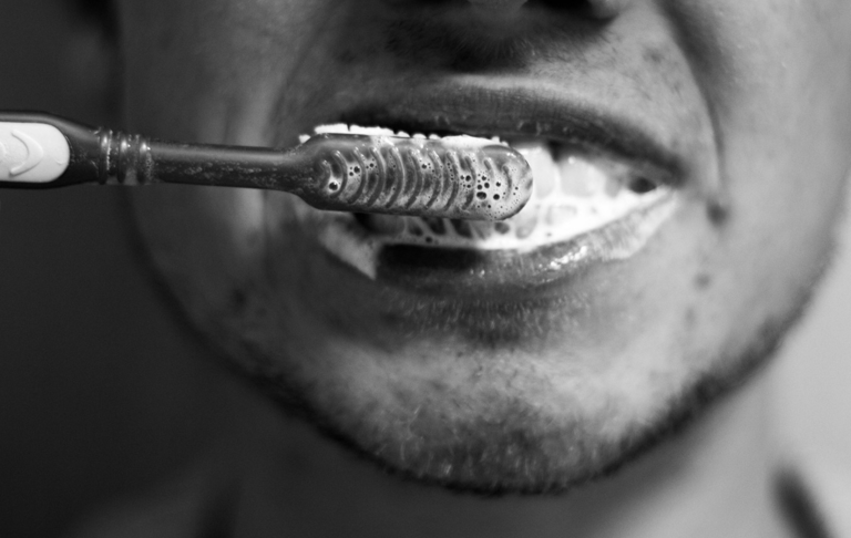 ¿Mojas el cepillo antes de lavarte los dientes? Más del 40% de los chilenos dice tener una salud bucal regular