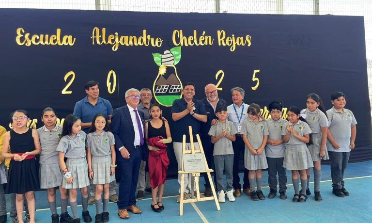 Escuela Alejando Chelén Rojas inaugura sistema solar para ahorrar energía y aportar al medio ambiente