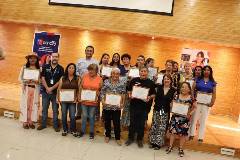 SENCE certifica a 20 vecinos y vecinas de Punitaqui en técnicas de construcción de invernaderos tradicionales