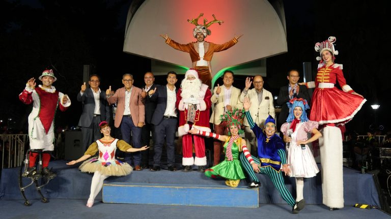 Con récord de asistencia: Ovalle encendió el Árbol de Navidad Natural más grande de Chile​​​​​​​​​​