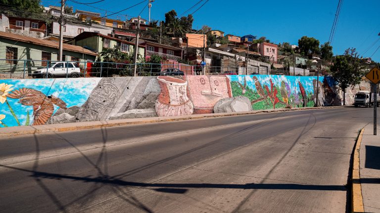 Mural de Avenida Manuel Peñafiel presenta avance del 50% y Ovalle comienza a vestirse de colores 