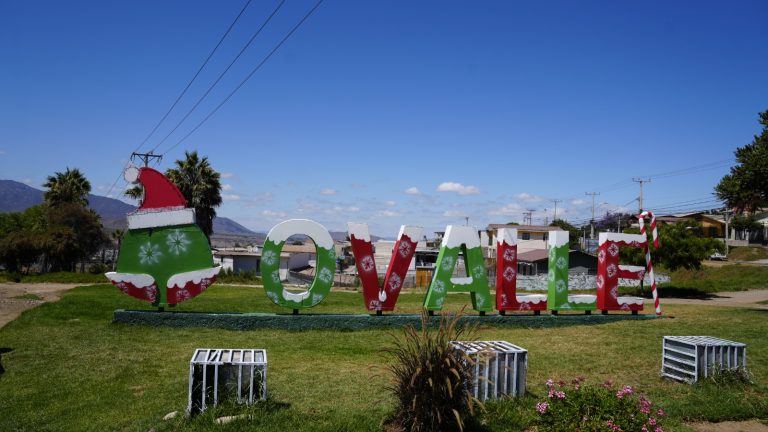 Letras volumétricas de Ovalle se tiñen con los colores tradicionales de la Navidad