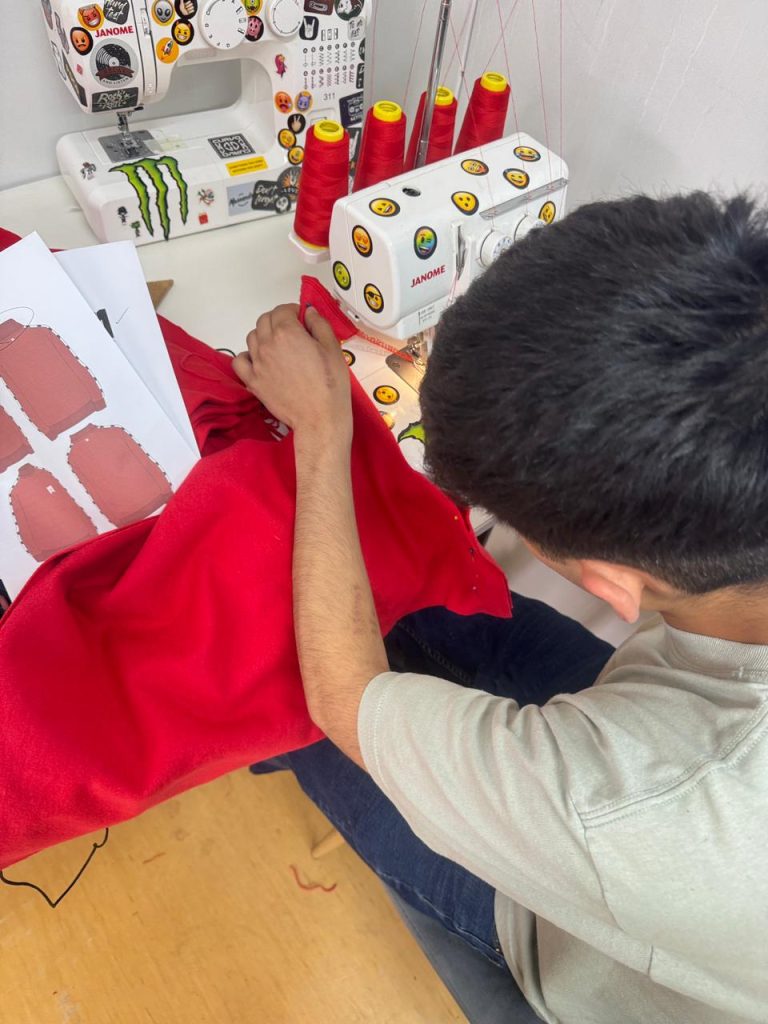 De un boceto a un sueño: El joven que diseñó su propia libertad a través de «Amalia Clothes»