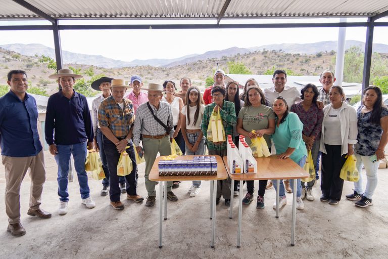 Crianceros de la provincia reciben insumos gracias a proyecto nacido en Monte Patria