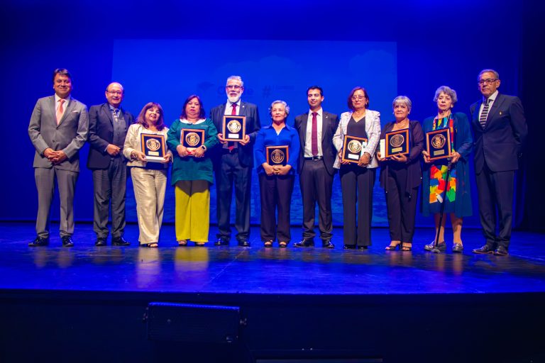 Tras décadas de vocación, 30 docentes se despiden de las aulas en emotiva ceremonia en Ovalle