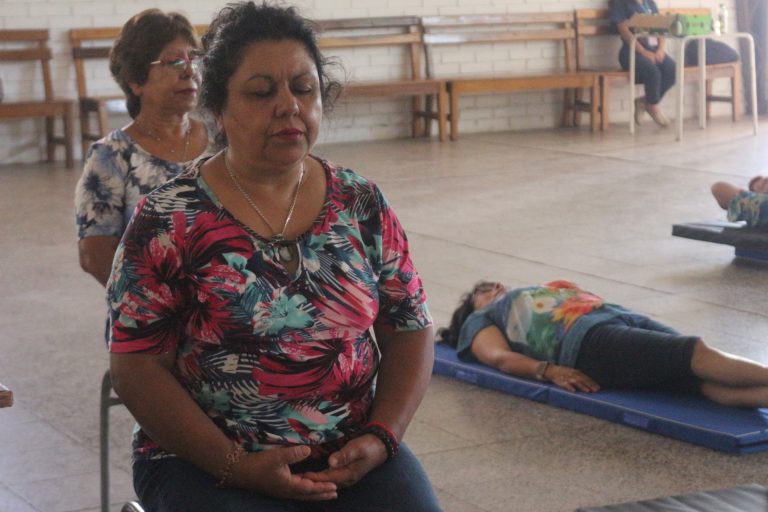 Potencian la salud mental y física de usuarios del CECOSF Limarí a través de talleres de yoga y relajación