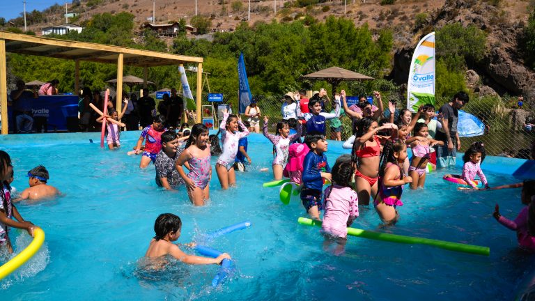 La alegría se vive en Los Peñones: Cientos de niños inauguran parque acuático de Ovalle 