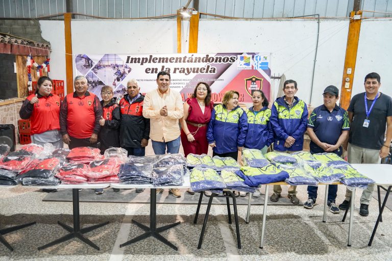 Clubes deportivos de Monte Patria estrenan nueva indumentaria para sus integrantes