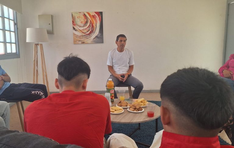 Gustavo Huerta inspira a jóvenes privados de libertad con charla sobre resiliencia y segundas oportunidades