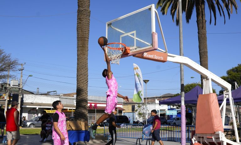 Exitoso torneo de básquetbol 3×3 se tomó la Alameda de Ovalle 