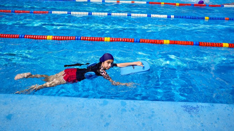 Más de mil niñas y niños ovallinos han aprendido a nadar gracias a los cursos de natación en la Piscina Municipal