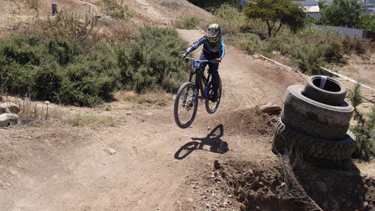 Velocidad y destreza: El Downhill Urbano regresó con masiva convocatoria en Ovalle