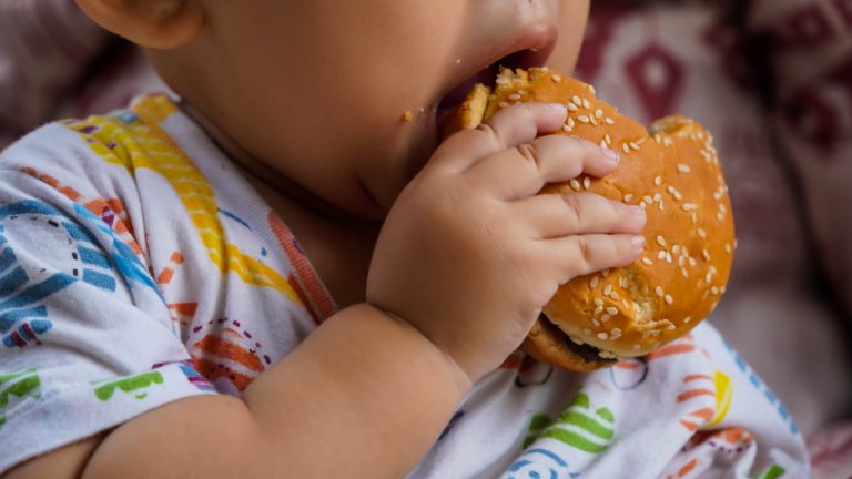 La dura realidad de la obesidad en Chile y cómo combatirla: educación y movimiento son la clave