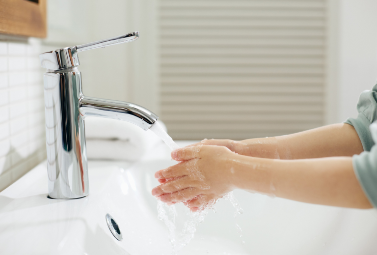 Refuerzan medidas sanitarias para prevenir brotes en establecimientos educacionales